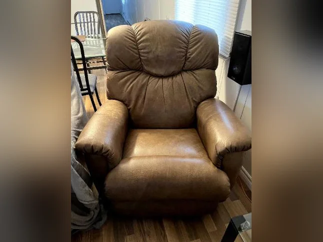 fauteuil en cuire brun pale Lazy Boy