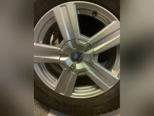 ( 4 ) MAGS UNIVERSEL 17 POUCES AVEC PNEUS MICHELIN LT 245x70x17