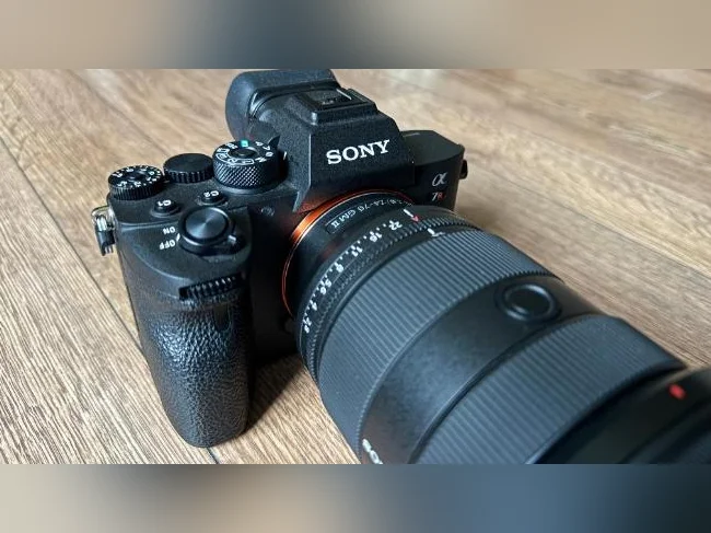Superbe appareil photo boîtier Sony A7r IVa body mint comme neuf thumbnail 4