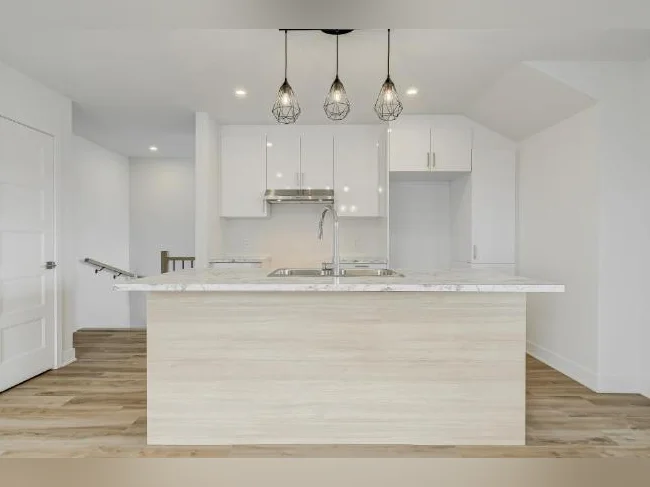 DERNIERE CHANCE VOICI NOTRE UNITÉ CONDO 5 1/2 AU 1ERE ÉTAGE AVEC 3 GRANDES CHAMBRES RIVE-SUD POUR LE 1ER JUILLET thumbnail 2