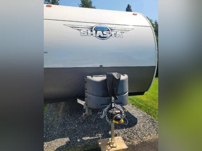 Roulotte Shasta 18FQ thumbnail 10