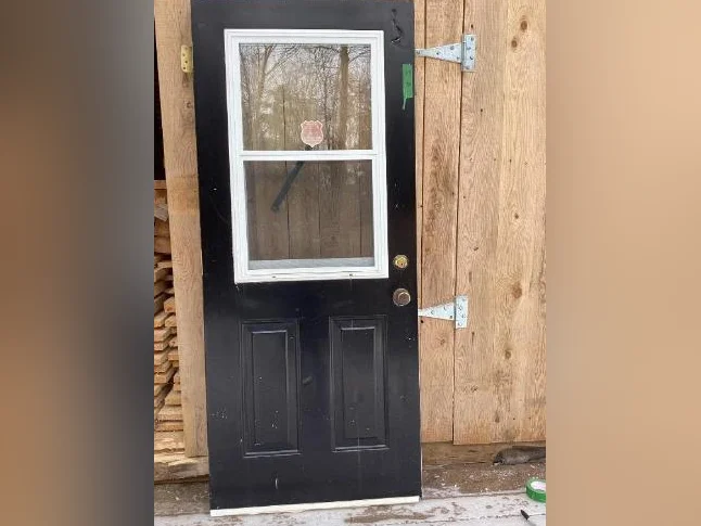 Porte d’acier noir 33.75 x79 po.avec moustiquaire