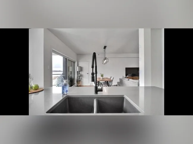 Magnifique condo sur le lac william thumbnail 5