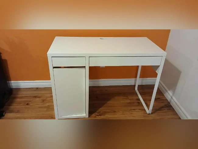 Bureau d'ordinateur Ikea et chaise thumbnail 2