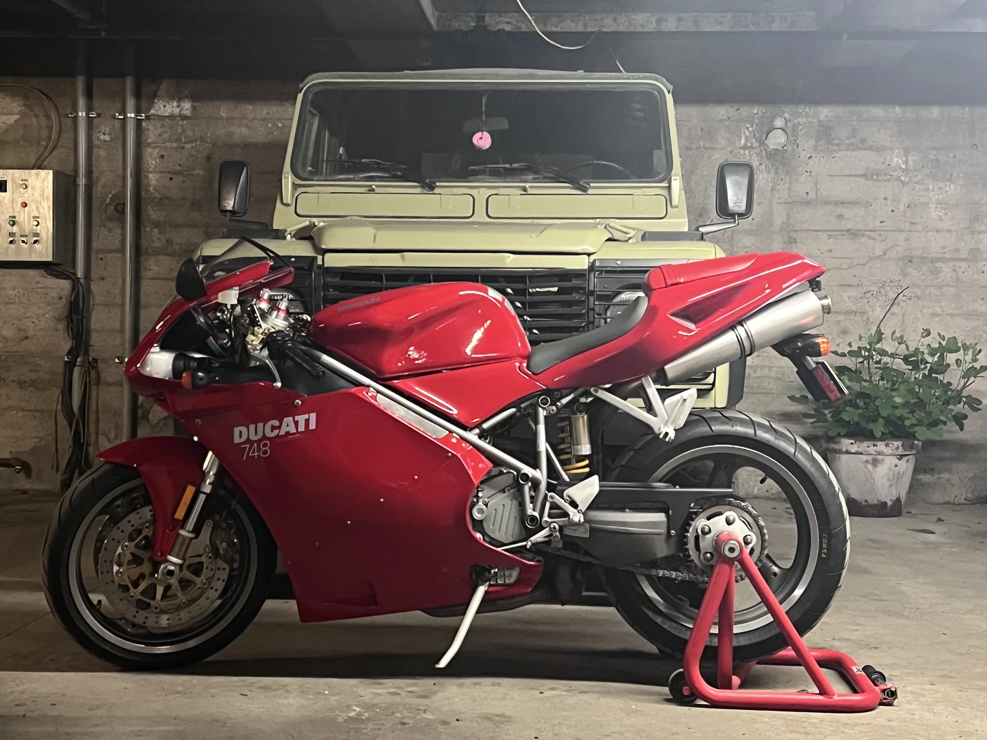 2002 Ducati 748 Red - 21,000 km