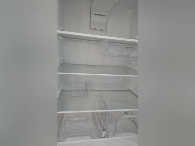 Refrigerateur Whirlpool hyper propre encore garantie! thumbnail 6
