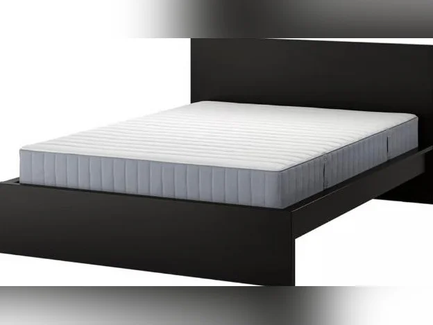 Cadre lit IKEA + matelas en bon état propre sans tache + grande couette + housse de couette offerte avec 2 taies d oreillers