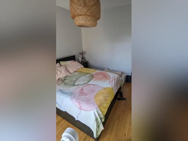 Cadre lit IKEA + matelas en bon état propre sans tache + grande couette + housse de couette offerte avec 2 taies d oreillers thumbnail 4