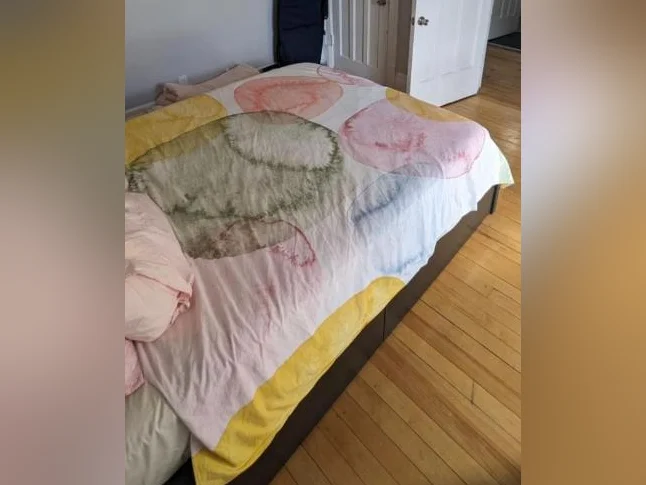 Cadre lit IKEA + matelas en bon état propre sans tache + grande couette + housse de couette offerte avec 2 taies d oreillers thumbnail 3