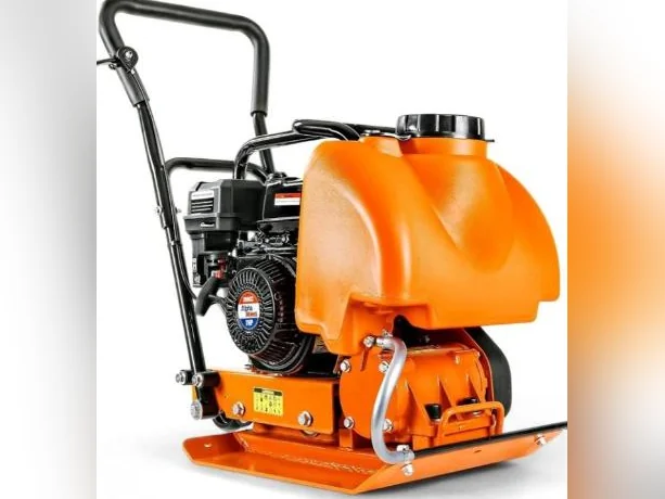 Compacteur à plaques avec réservoir d'eau