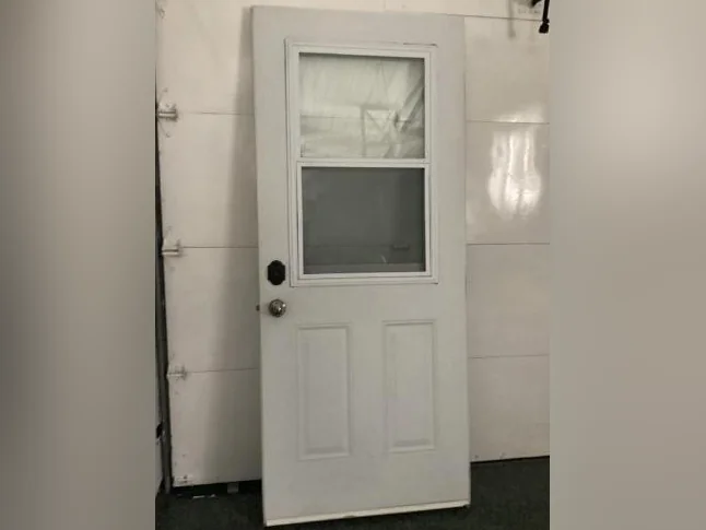 Bonne porte avec moustiquaire 33.75 po.x79 po.