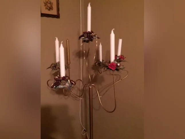 Chandelier sur pied avec 7 brins (fournir quelques bobèches) déco