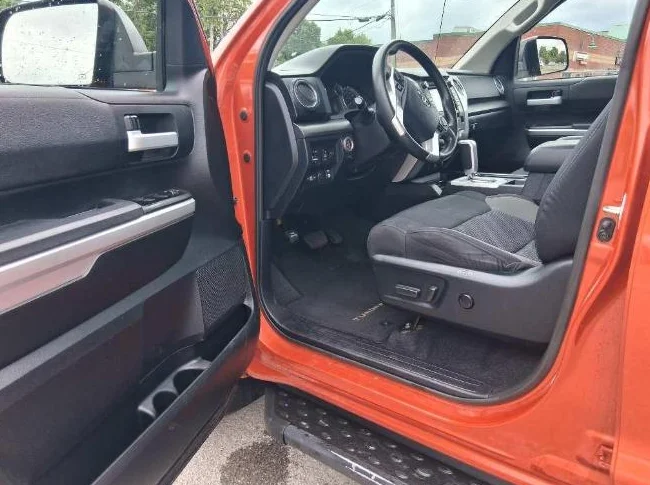 Toyota tundra 2017 SR5 TRD OFF ROAD thumbnail 8