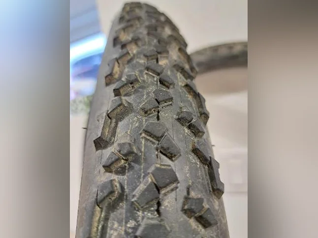 Pneu vélo de montagne thumbnail 2