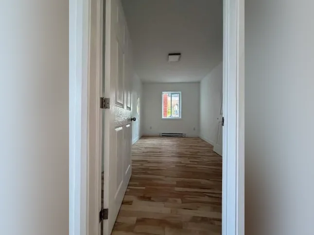 Beau logement 4,5 rénové à quelques pas du bord de l'eau thumbnail 4
