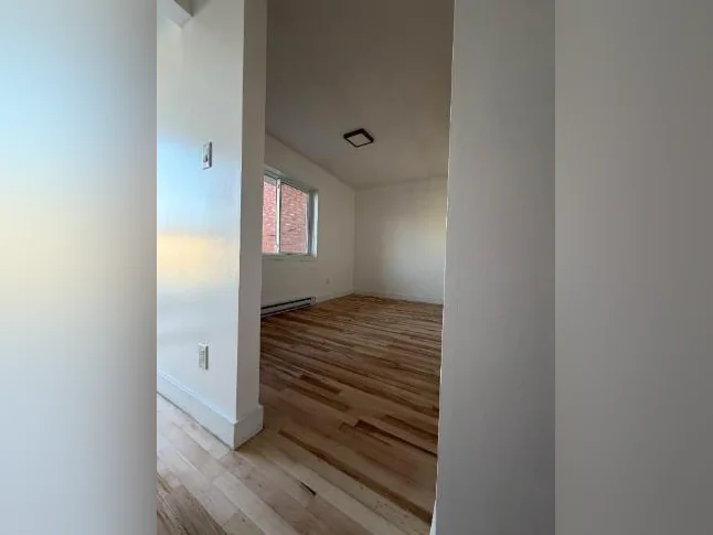Beau logement 4,5 rénové à quelques pas du bord de l'eau thumbnail 3