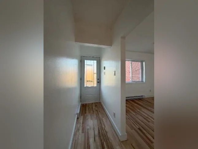 Beau logement 4,5 rénové à quelques pas du bord de l'eau thumbnail 2