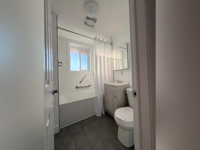 Beau logement 4,5 rénové à quelques pas du bord de l'eau thumbnail 8