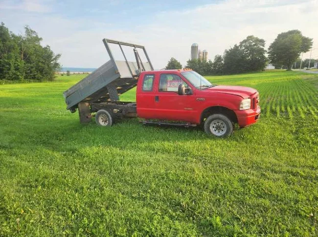 F350 avec benne basculante