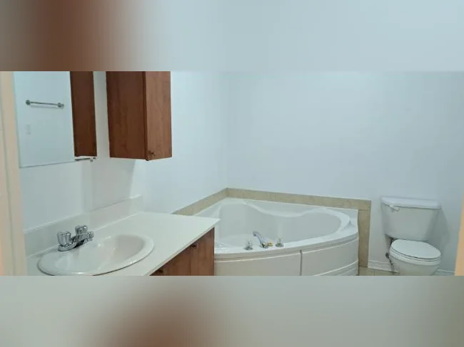 Grand 3 1/2 RENOVER, Saint-Eustache avec clientèle établi de 55+ ans thumbnail 5