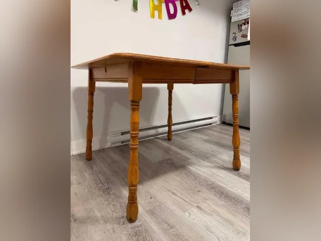 Solid Wood Dining Table / Table en bois massif / Mesa de madera maciza thumbnail 2
