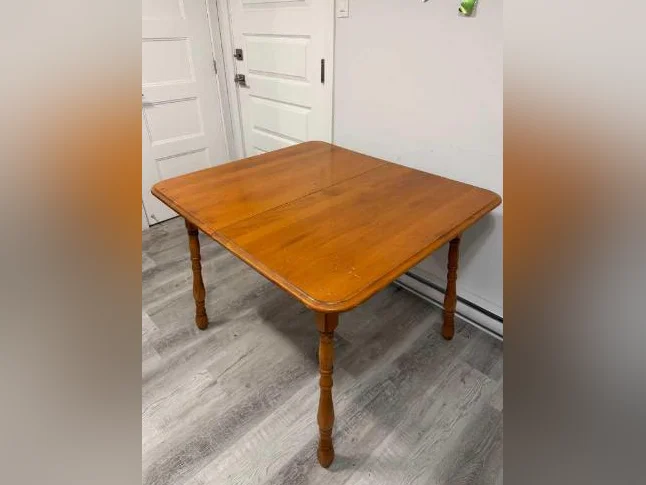Solid Wood Dining Table / Table en bois massif / Mesa de madera maciza thumbnail 4