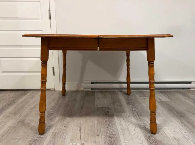 Solid Wood Dining Table / Table en bois massif / Mesa de madera maciza