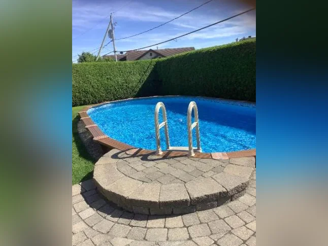 Piscine en bois pour récupération des matériaux