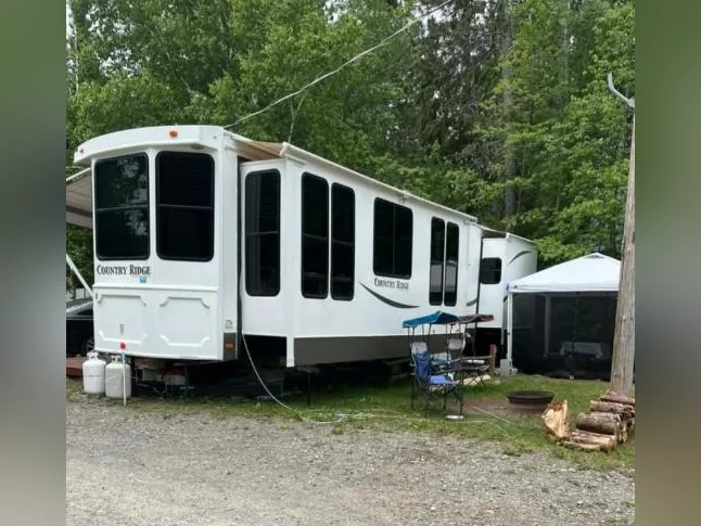 ROULOTTE 40' MARQUE HEARLAND, MODÈLE "COUNTRY RIDGE" 2011 AVEC 2 SLIDES thumbnail 3