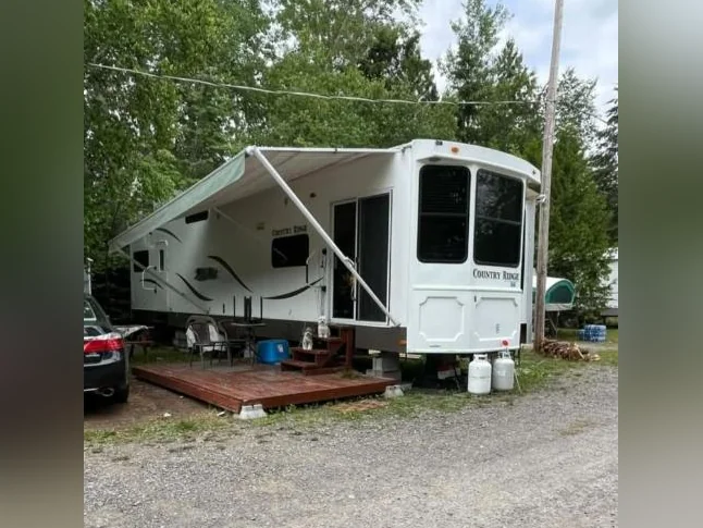 ROULOTTE 40' MARQUE HEARLAND, MODÈLE "COUNTRY RIDGE" 2011 AVEC 2 SLIDES thumbnail 2