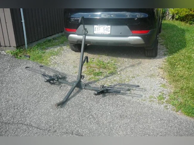 Support pour transport de vélos en arrière de la voiture,