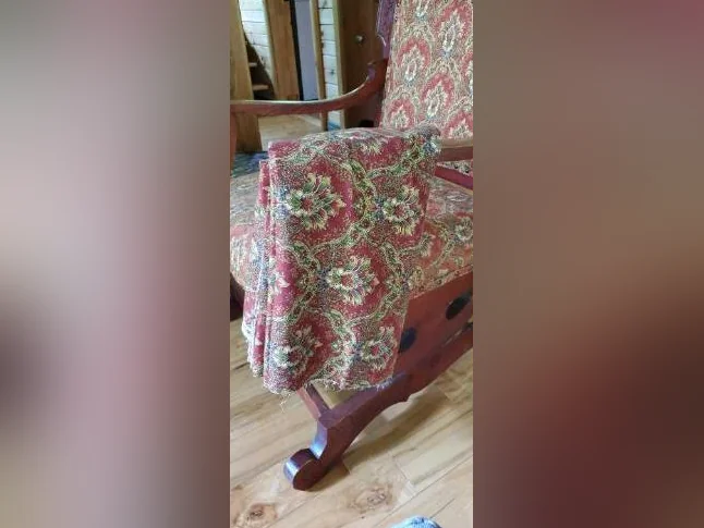 Chaise berçante antique à donner thumbnail 2