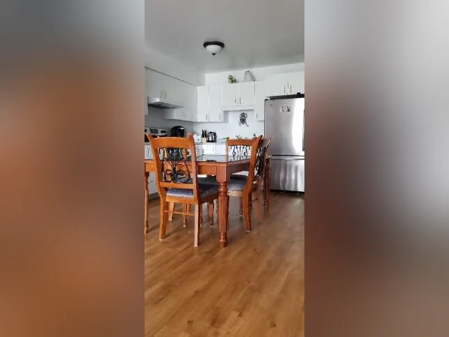 Table de cuisine + 4 chaises + une vitre dessus avec motif au centre thumbnail 5
