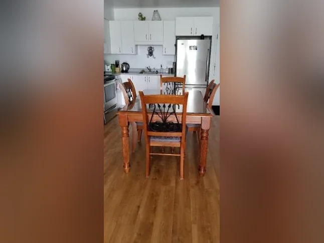 Table de cuisine + 4 chaises + une vitre dessus avec motif au centre thumbnail 2