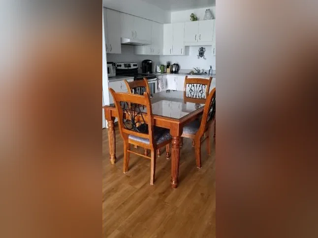 Table de cuisine + 4 chaises + une vitre dessus avec motif au centre