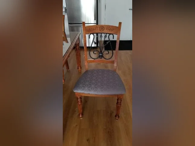 Table de cuisine + 4 chaises + une vitre dessus avec motif au centre thumbnail 4