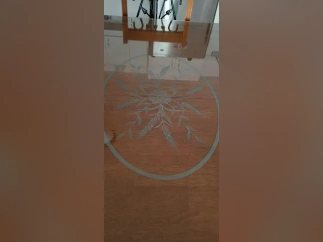 Table de cuisine + 4 chaises + une vitre dessus avec motif au centre thumbnail 3