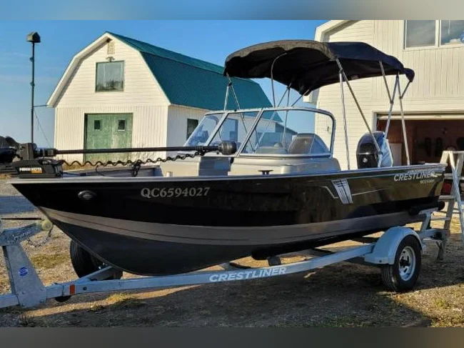 Bateau de plaisance et de pêche Crestliner Vision 2019 en excellente condition