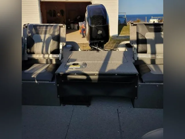 Bateau de plaisance et de pêche Crestliner Vision 2019 en excellente condition thumbnail 9