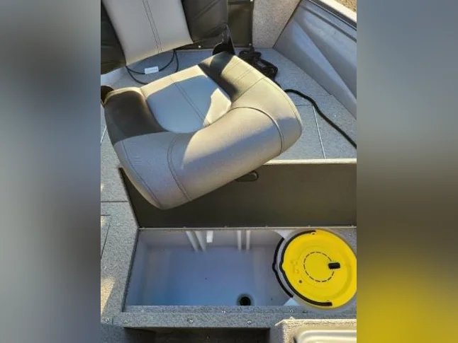 Bateau de plaisance et de pêche Crestliner Vision 2019 en excellente condition thumbnail 10
