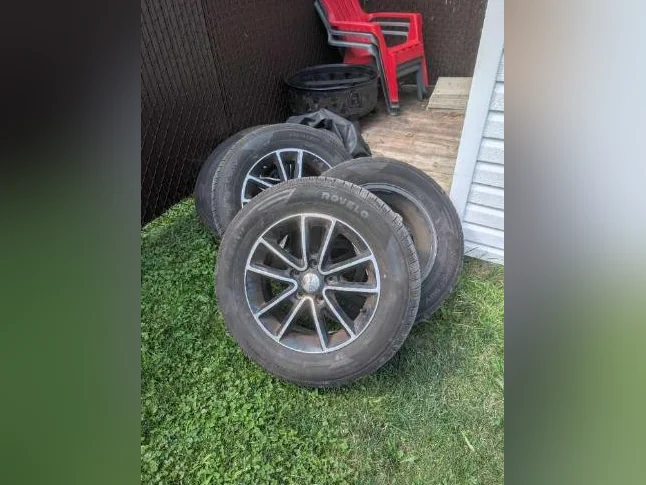 Pneus d'été neufs avec jantes usagées Dodge caravan