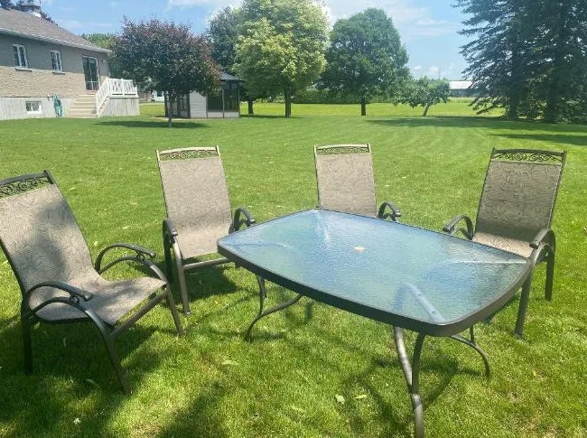 Table de patio et 4 chaises