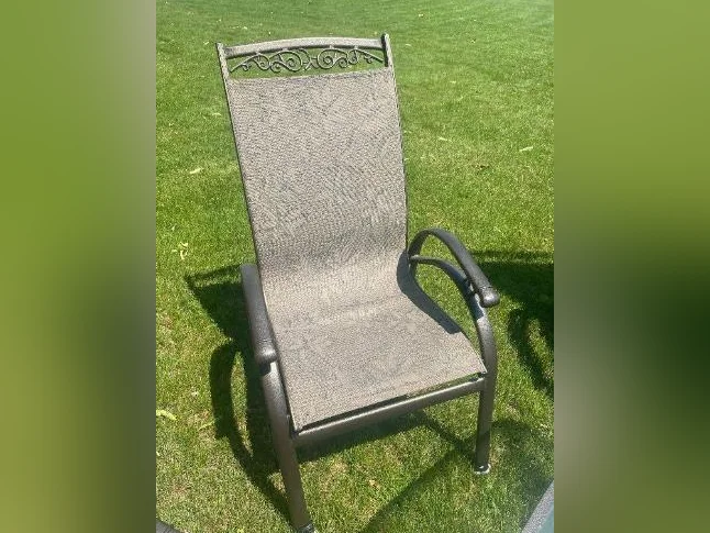 Table de patio et 4 chaises thumbnail 2