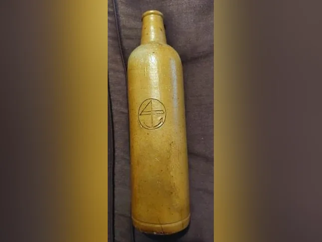 Bouteilles en grès ginger beer (3) et une bouteille d'encre de Chine 1890-1920 thumbnail 2