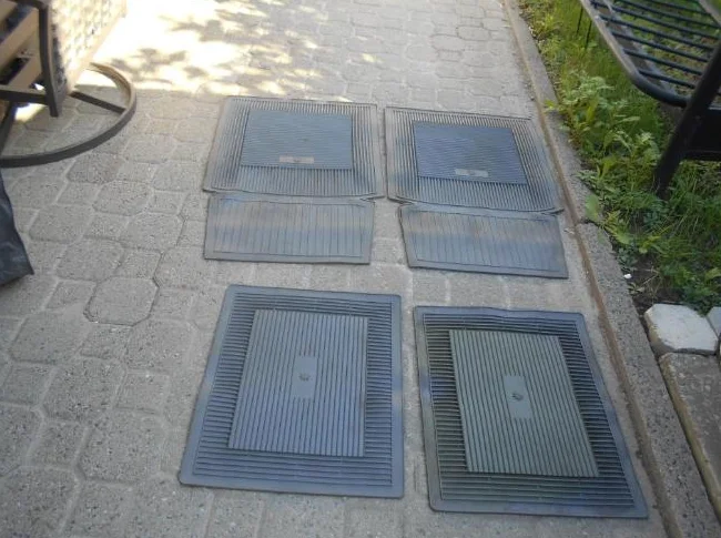 1-ENSEMBLE DE 4 TAPIS EN CAOUTCHOUC GRIS,SAUVE-PANTALON,POUR AUTOMOBILES.