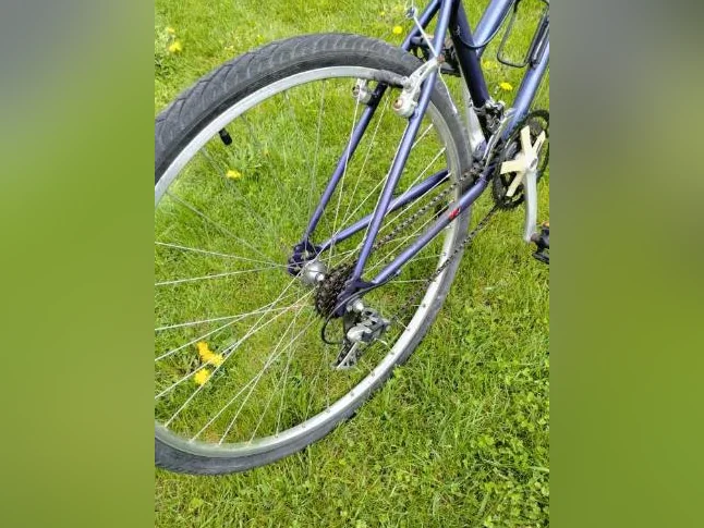Vélo minelli de 18 vitesses avec roue de 28 pouces thumbnail 3