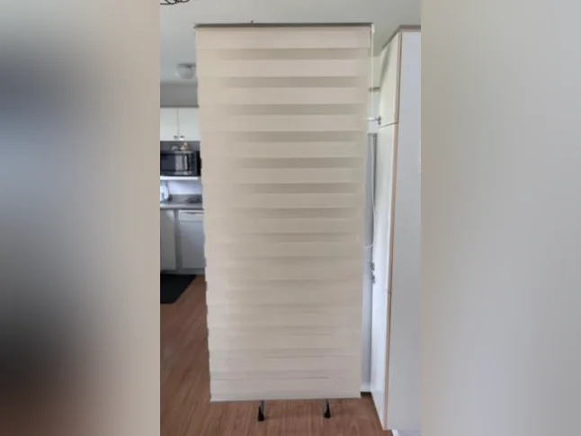 2 stores nuit-jour, jaune pâle, largeur totale 36 po x 80 po.  20$ pour les 2