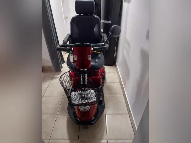 Triporteur Fortress Électrique Rouge à vendre!