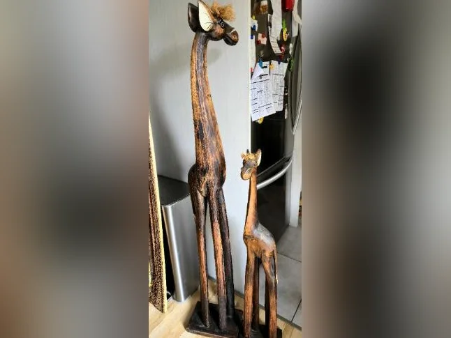 Deux girafes en bois 40$ le masque 40$ il fait environ 4 pieds de hauteur thumbnail 2
