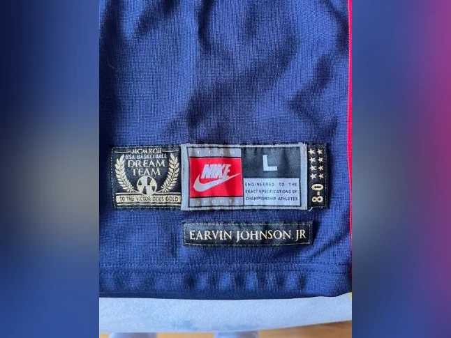À vendre maillot Basket Authentique thumbnail 3